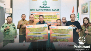 Foto penyerahan bantuan TJSL dari Perhutani KPH Banyuwangi Barat kepada perwakilan TPQ Nurul Anwar dan pengelola Geo Park Gunung Rante.