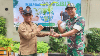 Penyerahan bibit pohon antara Perhutani dan Kodim 0825.