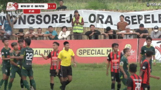 Para pemain Mitra Surabaya dan Banyuwangi Putra beradu dalam pertandingan Liga 4 PSSI Jawa Timur.