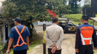 Polisi melakukan olah TKP di lokasi kecelakaan kereta api