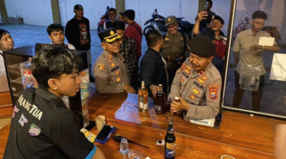 Petugas Polresta Banyuwangi melakukan razia di tempat karaoke.