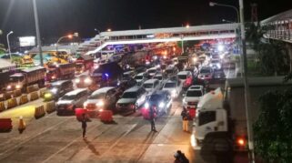 Suasana padat kendaraan di jalur penyeberangan Ketapang-Gilimanuk.