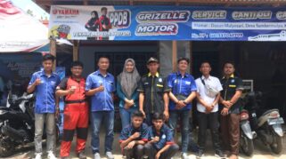 Tim Bengkel Alumni SMK Models Berfoto Bersama di Depan Bengkel