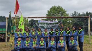 Siswa SMK mengikuti pelatihan survival di alam bebas.