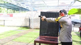 Kapolresta Banyuwangi Latihan Menembak