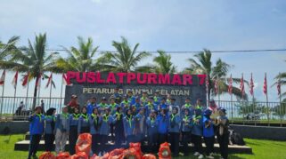 Aksi bersih pantai Marinir dan siswa SMK Models di Lampon