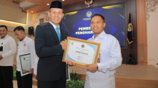 Penghargaan atas keberhasilan menggagalkan penyelundupan handphone di Lapas Banyuwangi