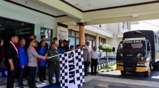 Mahasiswa dan anggota Polresta Banyuwangi berpartisipasi dalam Baksos Ramadhan