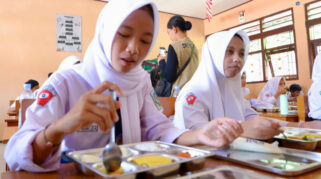 Distribusi makanan bergizi gratis kepada siswa di salah satu sekolah di Banyuwangi.