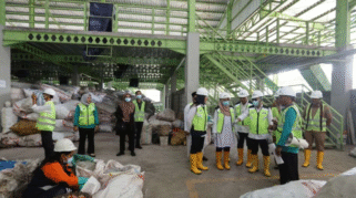 Menteri Koordinator Bidang Pangan, Zulkifli Hasan, didampingi Bupati Banyuwangi dan sejumlah pejabat lainnya mengunjungi TPS3R.