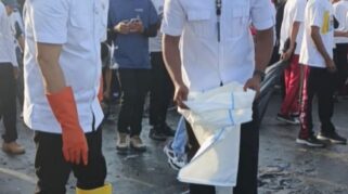 Menteri Zulkifli Hasan ikut membersihkan sampah di Pantai Muncar, Banyuwangi.