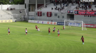 Pemain Persewangi merayakan gol pada menit ke-19