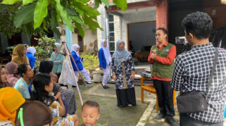 Kader posyandu dan ibu hamil mengolah edamame menjadi bubuk di Desa Glagahwero