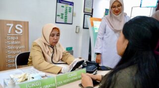 Petugas administrasi memantau penyesuaian jam kerja di Pemkab Banyuwangi