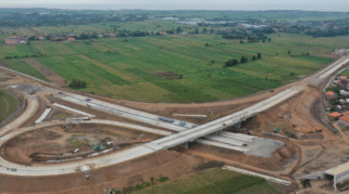 Pekerja konstruksi di lokasi pembangunan Tol Probolinggo-Banyuwangi Paket II