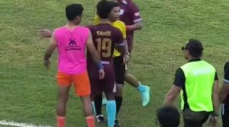 Suporter Persewangi reaksi keras lempar botol ke lapangan