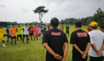 Calon pemain muda menampilkan keterampilan sepak bola di Lapangan Johar, Banyuwangi.