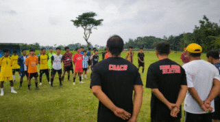 Calon pemain muda menampilkan keterampilan sepak bola di Lapangan Johar, Banyuwangi.