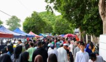 Aktivitas pasar takjil Festival Ngerandu Buko di Banyuwangi