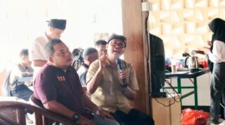 Budi, Ketua PWI Banyuwangi, berdiskusi tentang etika jurnalisme di era digital