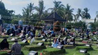 Warga melaksanakan ziarah akbar di TPU Taman Surga Banyuwangi