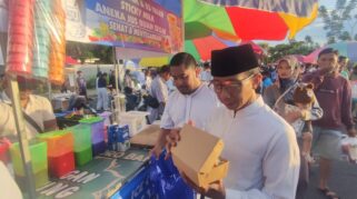 Pengunjung Festival Ngrandu Buko menikmati kuliner ramah lingkungan
