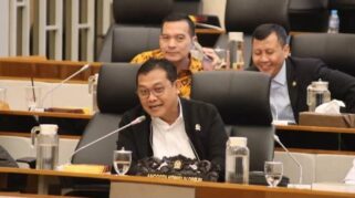 Sonny T. Danaparamita memberikan keterangan di rapat kerja mengenai kasus pagar laut