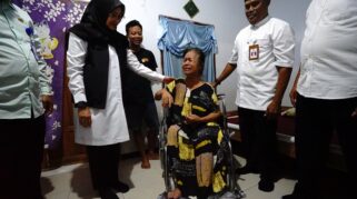 Bupati Ipuk Fiestiandani bersama pejabat melaksanakan program Laju Desa di Pesanggaran