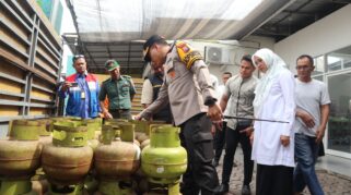 Petugas memeriksa stok sembako dan LPG 3 kg di Banyuwangi