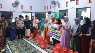 Anggota Persit berbagi takjil kepada masyarakat di Safari Ramadhan Muncar