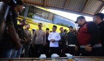 Petugas memeriksa kelaikan bus di Banyuwangi menjelang mudik Lebaran