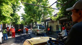 Bupati Banyuwangi, Ipuk Fiestiandani, meninjau perbaikan jalan berlubang menjelang arus mudik Lebaran 2025