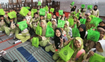 Siswa menerima paket makanan kering MBG untuk berbuka puasa