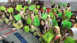 Siswa menerima paket makanan kering MBG untuk berbuka puasa