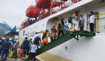 Para pemudik dari Sumenep naik kapal perintis di Pelabuhan Tanjungwangi.