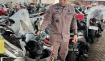 Petugas Kejari Banyuwangi memeriksa barang bukti berupa sepeda motor