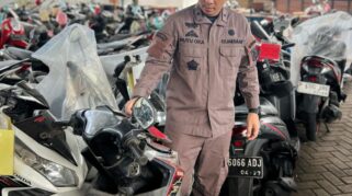 Petugas Kejari Banyuwangi memeriksa barang bukti berupa sepeda motor