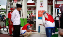 Petugas mengambil sampel BBM di SPBU 5468403, Desa Kedayun, Kecamatan Kabat, Banyuwangi.