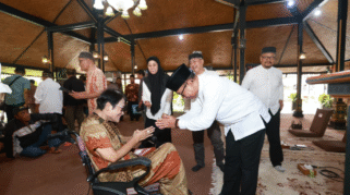 Wakil Bupati Banyuwangi menyerahkan tali asih kepada para pelaku seni dan budaya.