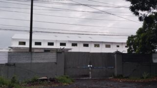 Warga Desa Lemahbang memprotes bau tidak sedap dari pabrik pupuk organik