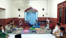 Warga Desa Tambong mengikuti kegiatan Safari Ramadan di Mushola Attaqwa