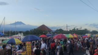 Pengunjung menikmati kuliner khas Ramadan di Festival Ngrandu Buko Banyuwangi