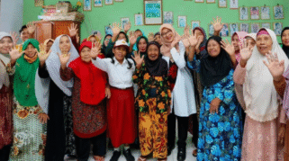 Bupati Banyuwangi Ipuk Fiestiandani bersama sejumlah warga lansia (foto: Pemkab Banyuwangi)