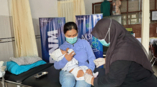 Petugas kesehatan memberikan imunisasi gratis kepada balita dalam kegiatan sosial PNM Banyuwangi untuk cegah stunting.