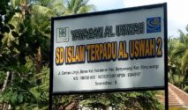 Foto papan nama sekolah SD Al Uswah 2 Banyuwangi