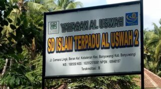 Foto papan nama sekolah SD Al Uswah 2 Banyuwangi