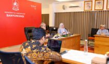 rapat terbatas antara Bupati Banyuwangi Ipuk Fiestiandani dengan Tim Digitalisasi Bansos.