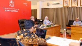 rapat terbatas antara Bupati Banyuwangi Ipuk Fiestiandani dengan Tim Digitalisasi Bansos.