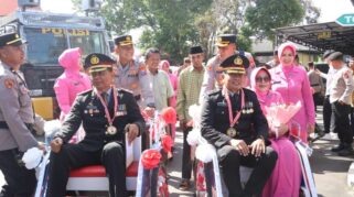 Kapolresta Banyuwangi Kayuh Becak Antar Purnawirawan Bhayangkara