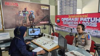 Kanit Kamsel Satlantas Polres Pamekasan, Ipda Yoni Evan Pratama, dialog interaktif di Radio Karimata FM